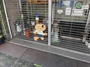 シャッターの奥に見える商店の妖怪
