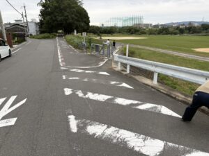桂大橋の東側から自転車道に入る道