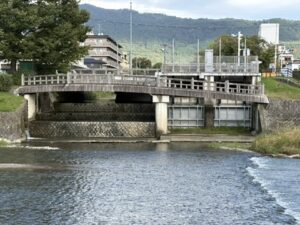 西岸から見た対岸の田辺小橋