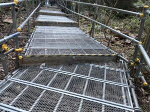 稲荷山の鉄の足場の道