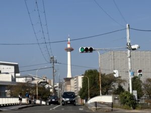 塩小路橋の手前から見た京都タワー