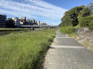 五条大橋の北、鴨川東岸の道
