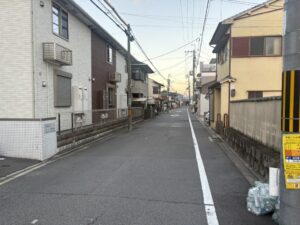 八条通の先の道