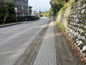 きぬかけの路の下り坂