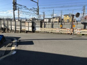 突き当たりを左へ