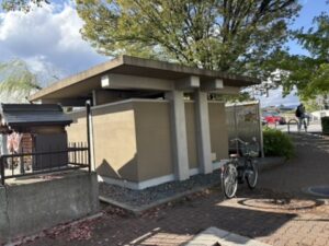丸太町橋の東詰のトイレ
