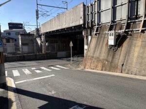 高架の下をくぐる道