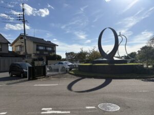 植物園の駐車場の入口の丸いモニュメント