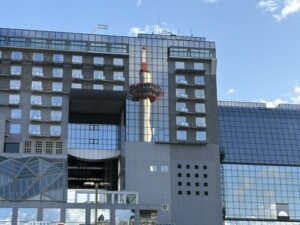 ビルに映った京都タワー