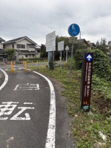 「嵐山まで3.5km」の柱