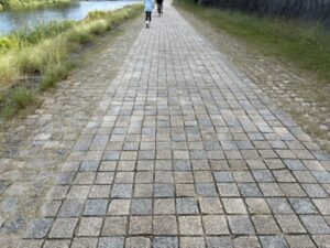 二条大橋の先の石畳の道