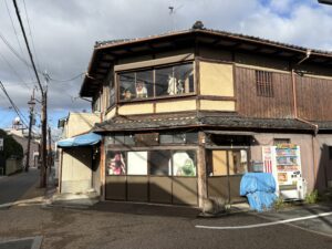 交差点の角の家の2階にいる妖怪