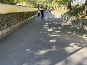 日下門を出て右へ曲がった道