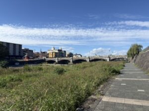 鴨川の東岸から見た七条大橋
