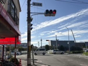 塩小路橋の交差点と、遠くに見える京都タワー