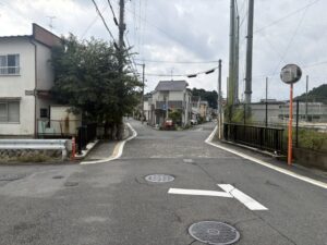 JR花園駅へ向かう道の1つ目のY字路