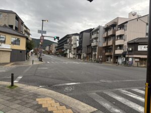 三条神宮道の交差点(ここを左折)