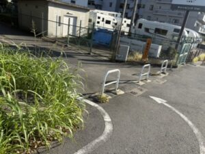 その先を左折する道